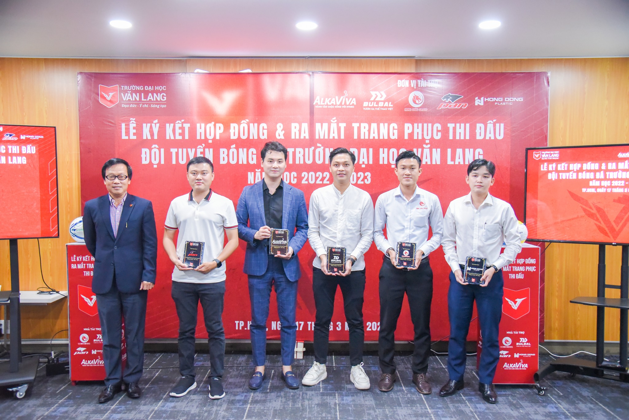 vlu ra mat dong phuc bong da e