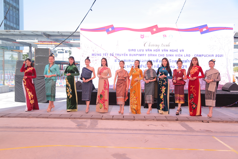 sinh vien lao campuchia tai truong dh vl d