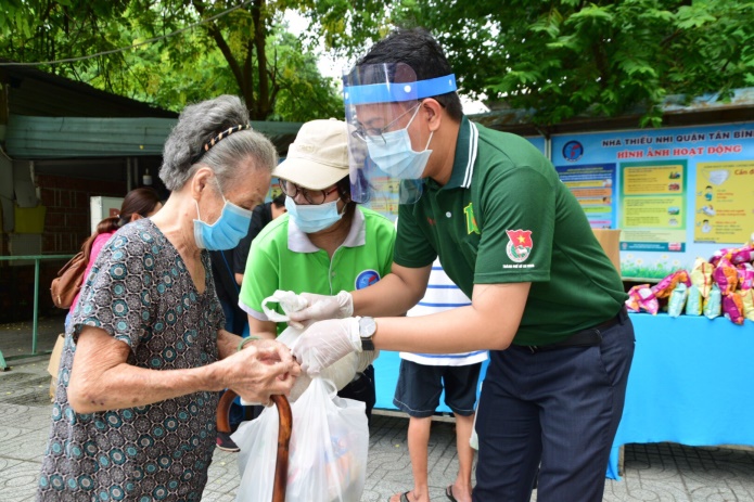 theo chan sv van lang cung biet doi san covid