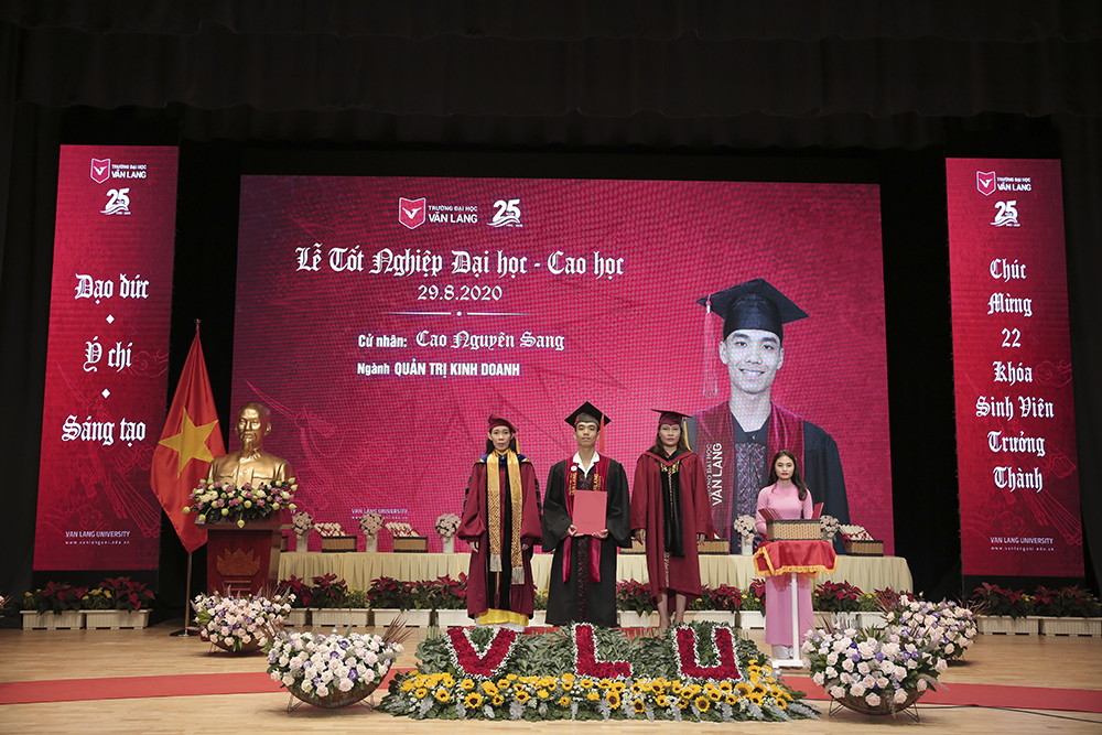 vlu le tot nghiep hai khong hai muoi ae