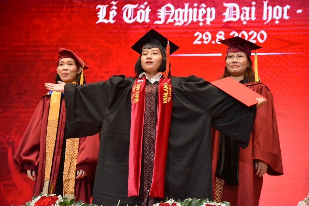 vlu le tot nghiep hai khong hai muoi g