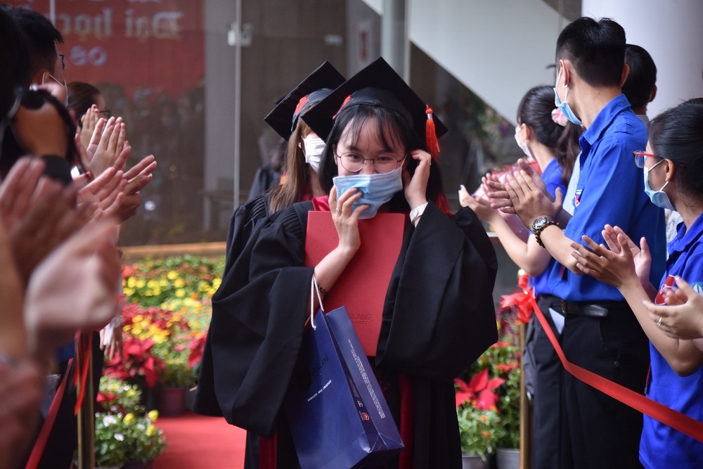vlu le tot nghiep hai khong hai muoi h