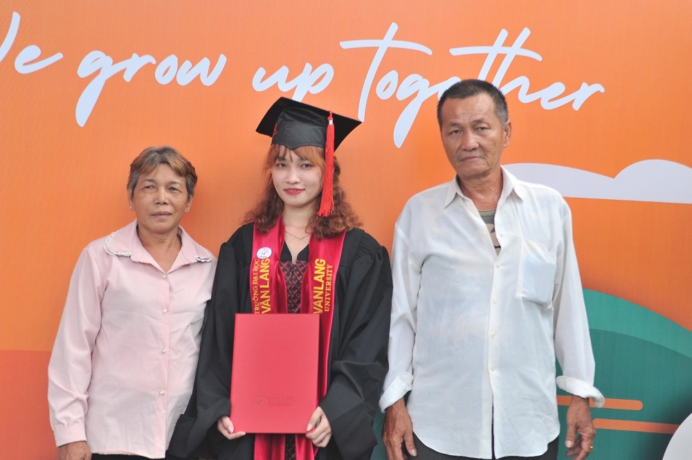 vlu le tot nghiep hai khong hai muoi j