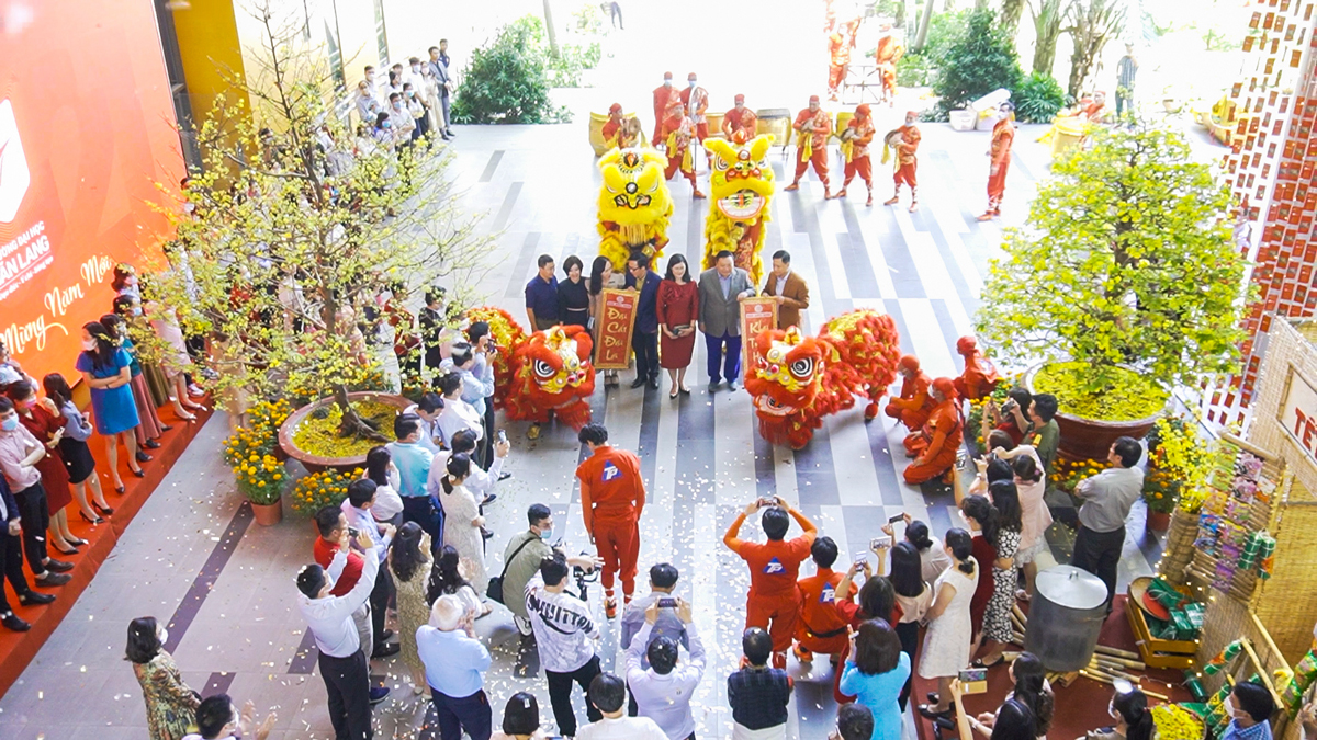 vlu ron rang mung tan nien e
