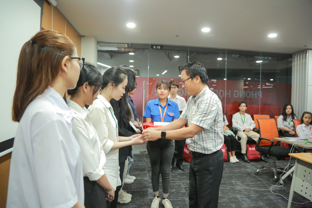 vlu ho tro sinh vien mien trung e